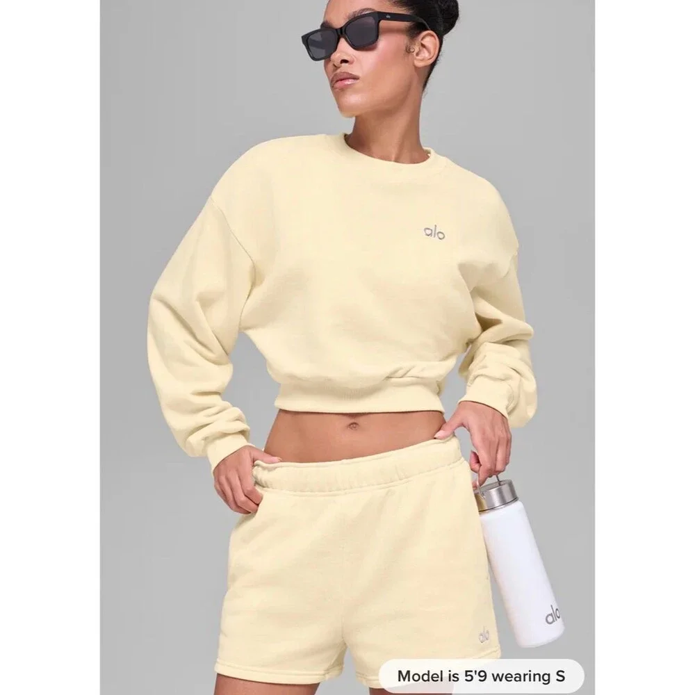 Alo-yoga Women's Candlelight yellow Accolade Crew and Shorts
